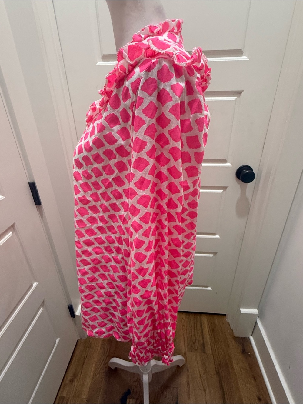 Vineyard Vines. Geo Ruffle Button Down Shirt. Block Shell Pattern. Medium. - Picture 8 of 10